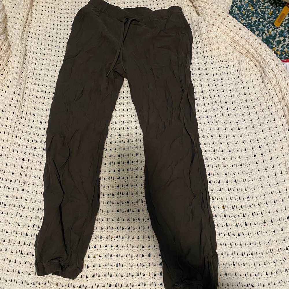 Dark green cropped joggers from Lulu only worn a couple of times